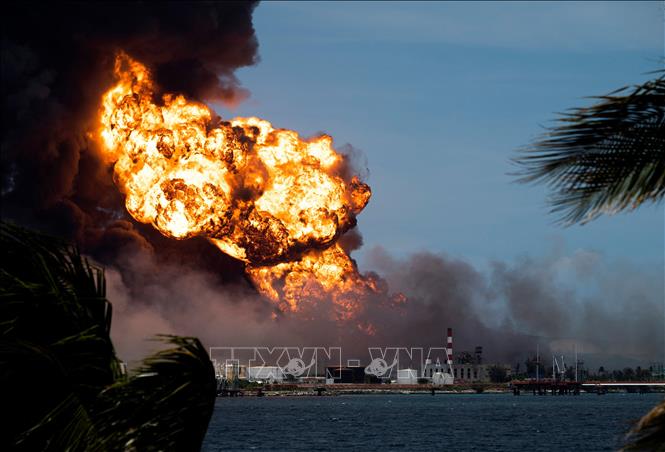 gày 5/8/2022, một bể chứa dầu thô trong khu công nghiệp gần thành phố Matanzas của Cuba đã bị sét đánh trúng gây cháy lớn. Ảnh: AFP/ TTXVN