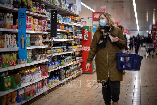 Người dân mua sắm tại một siêu thị ở London, Anh. Ảnh: AFP/TTXVN