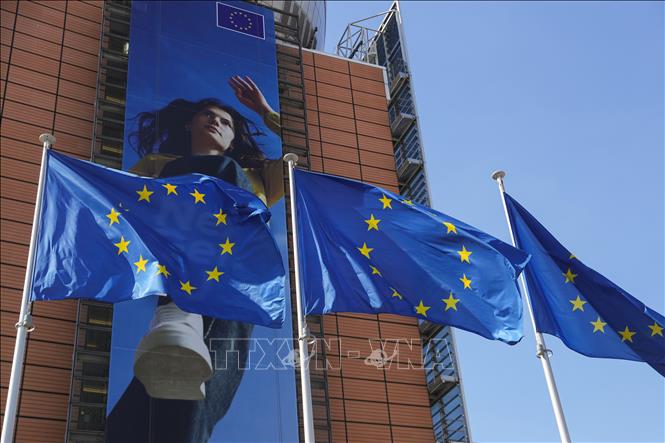 Cờ EU bên ngoài trụ sở Ủy ban châu Âu tại Brussels, Bỉ. Ảnh: THX/TTXVN