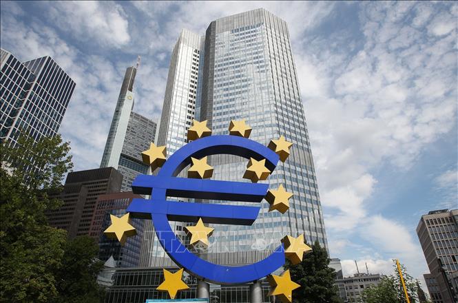 Biểu tượng đồng euro phía trước trụ sở ECB tại Frankfurt am Main, Đức. Ảnh tư liệu: AFP/TTXVN