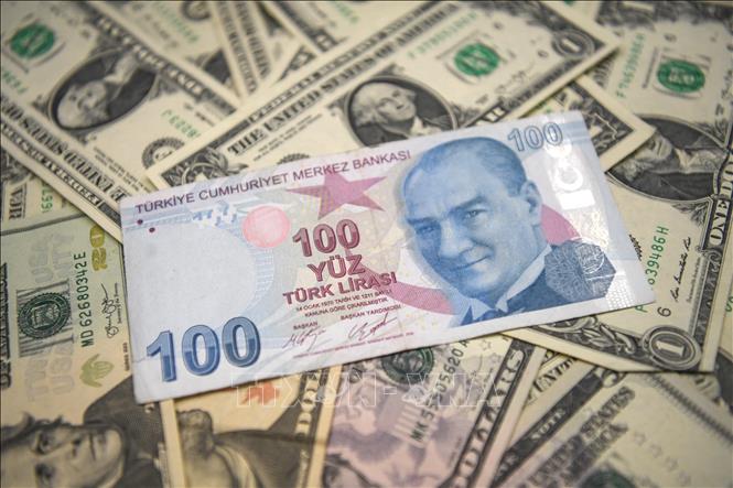 Đồng lira (trên) của Thổ Nhĩ Kỳ và đồng USD (dưới). Ảnh: AFP/TTXVN