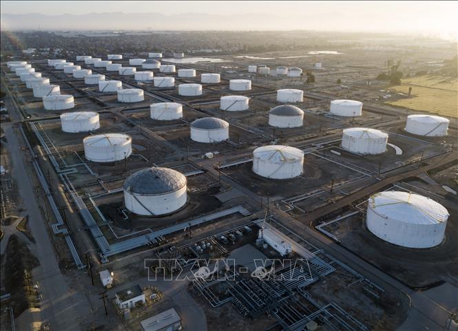  Chú thích ảnh Các bể chứa dầu tại một cơ sở dự trữ ở Carson, bang California, Mỹ. Ảnh: AFP/TTXVN