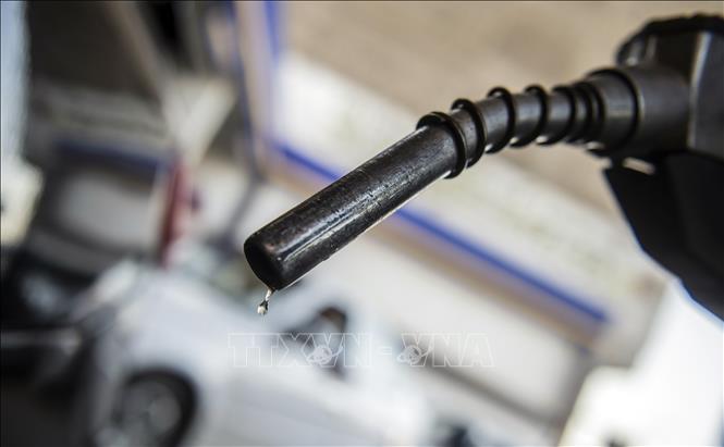 Bơm xăng cho phương tiện tại một trạm xăng ở Cairo, Ai Cập. Ảnh minh họa: AFP/TTXVN