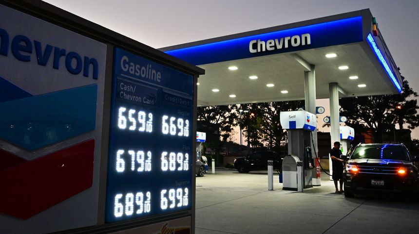 Giá xăng tại Los Angeles (Mỹ) lên mức kỷ lục gầm 7 USD/gallon hồi đầu tháng 10. Ảnh: Getty Images