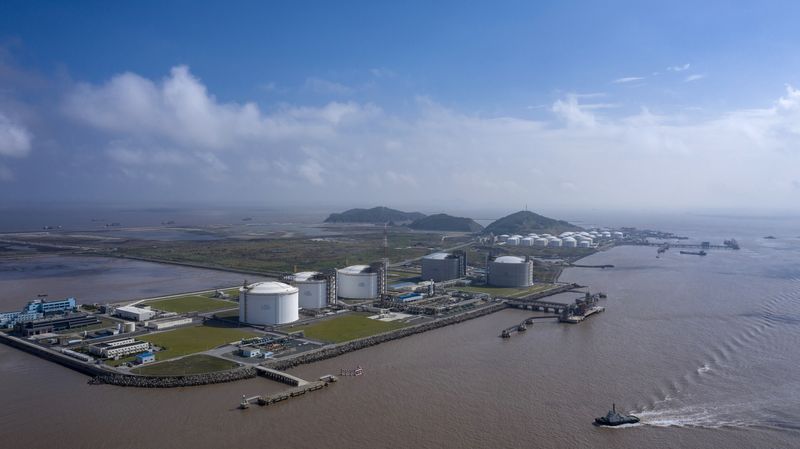 Một trạm lưu trữ LNG tại cảng nước sâu Yangshan, Thượng Hải, Trung Quốc. Ảnh: Bloomberg