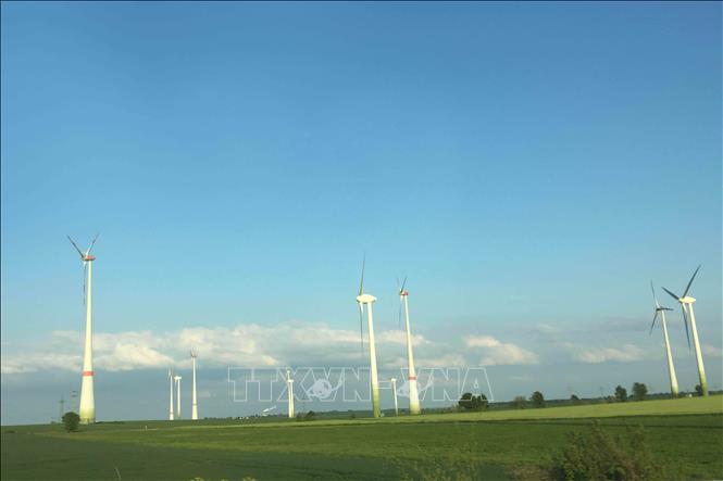 Những tuabin gió tại bang Sachsen-Anhalt, Đức. Ảnh minh họa: Mạnh Hùng/TTXVN