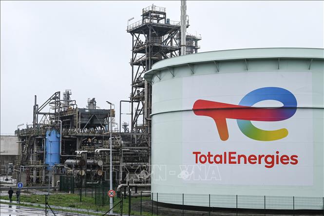 Bể chứa dầu tại cơ sở lọc dầu của Công ty năng lượng Total Energies ở Mardyck, miền Bắc Pháp ngày 13/10/2022. Ảnh: AFP/TTXVN