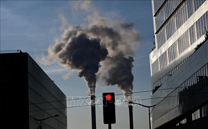 Khói bốc lên từ một nhà máy xử lý rác thải ở Paris, Pháp ngày 18/9/2022. Ảnh: AFP/TTXVN