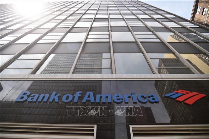 Logo của ngân hàng Bank of America tại tòa cao ốc trên đại lộ ở New York, Mỹ. Ảnh: AFP/TTXVN