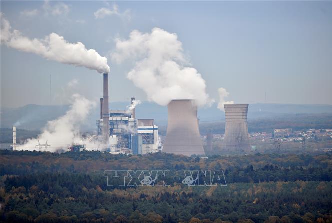 Khí thải bốc lên từ nhà máy ở Saint-Avold, miền đông Pháp ngày 31/10/2018. Ảnh minh họa: AFP/TTXVN