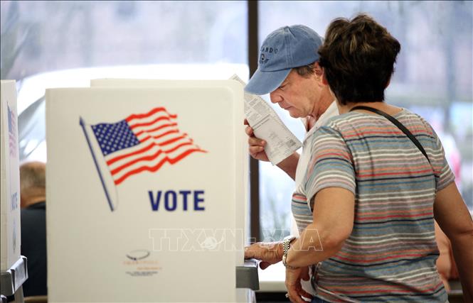 Cử tri bỏ phiếu sớm bầu cử giữa nhiệm kỳ tại Orlando, Florida (Mỹ) ngày 7/11/2022. Ảnh: AFP/TTXVN