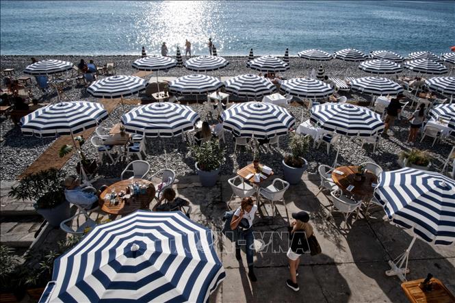 Khách du lịch tận hưởng thời tiết nắng ấm trái mùa trên bãi biển ở Nice, miền Nam nước Pháp, ngày 2/11/2022. Ảnh: THX/TTXVN