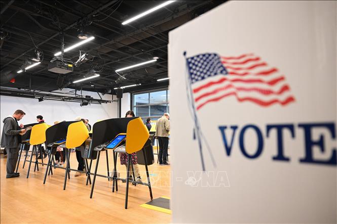 Cử tri bỏ phiếu sớm bầu cử giữa nhiệm kỳ tại Los Angeles, bang California (Mỹ) ngày 7/11. Ảnh: AFP/TTXVN