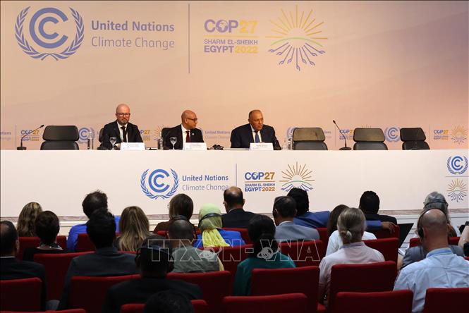 Chủ tịch COP27 Sameh Shoukry (phải) cùng các quan chức của Liên hợp quốc tại cuộc họp sau lễ khai mạc Hội nghị COP27 ở Sharm El Sheikh, Ai Cập ngày 6/11/2022. Ảnh: AFP/TTXVN