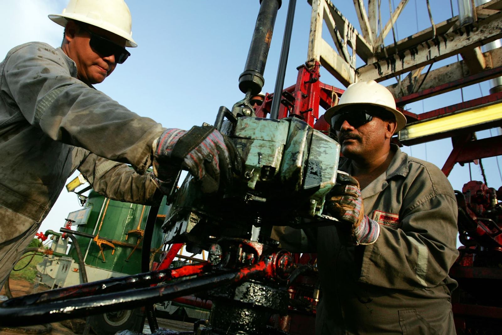 Các công nhân dầu mỏ tiến hành khoan tại một giếng dầu ở Lagunillas thuộc bờ biển phía đông gần Thành phố Maracaibo, Venezuela. Ảnh: Reuters