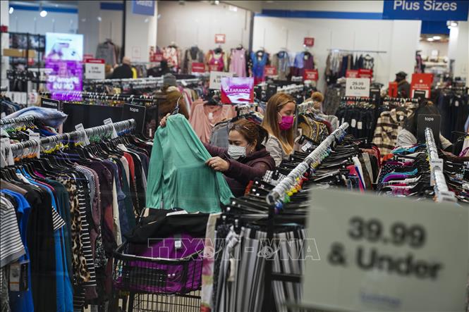 Người dân mua sắm tại một cửa hàng ở New York, Mỹ. Ảnh minh họa: THX/TTXVN