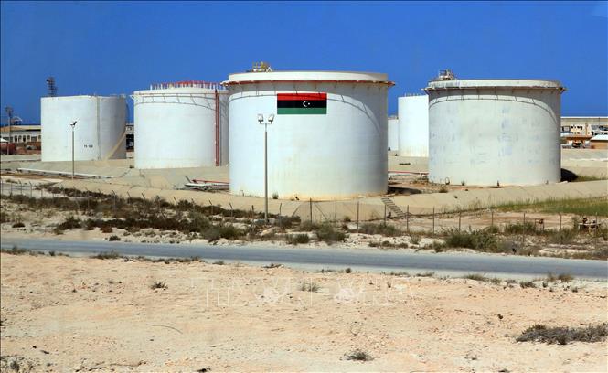Bể chứa dầu tại cơ sở khai thác dầu ở Brega, Libya. Ảnh: AFP/TTXVN