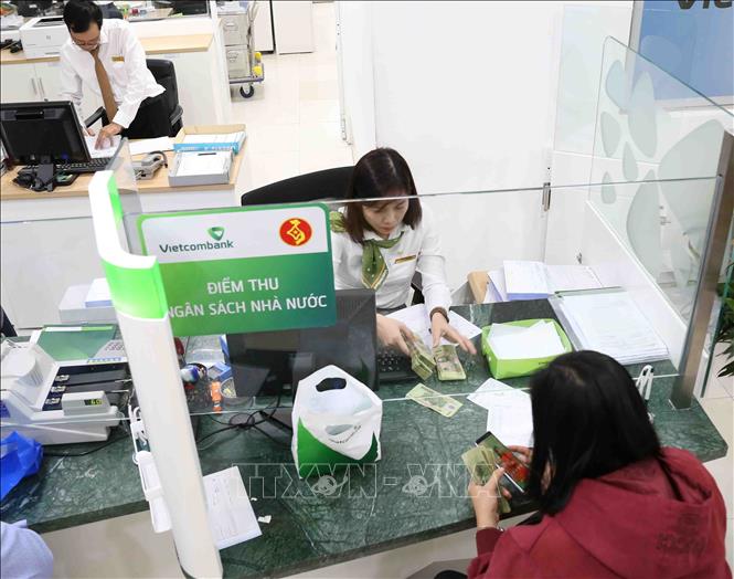 Người dân nộp thuế tại điểm thu ngân hàng Vietcombank chi nhánh thành phố Cần Thơ. Ảnh minh họa: TTXVN