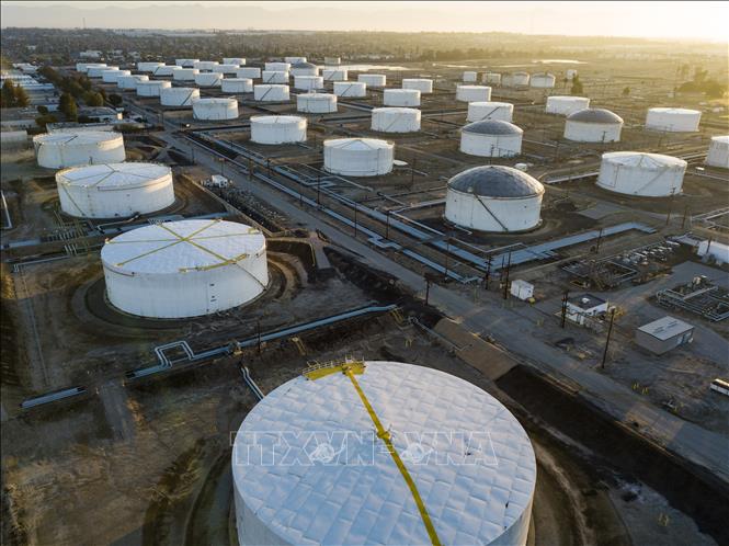 Các bể chứa dầu tại Carson, bang California, Mỹ. Ảnh: AFP/TTXVN