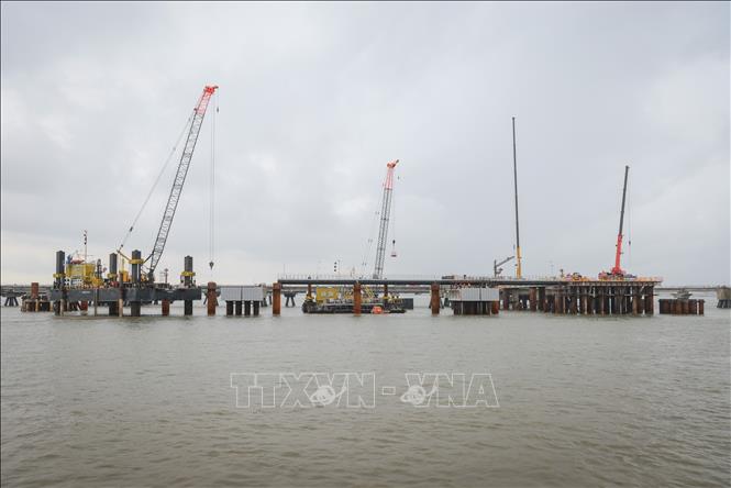 Công trình xây dựng trạm tiếp nhận khí tự nhiên hóa lỏng (LNG) của công ty năng lượng Uniper tại cảng Wilhelmshaven, Đức ngày 29/9/2022. Ảnh: AFP/TTXVN