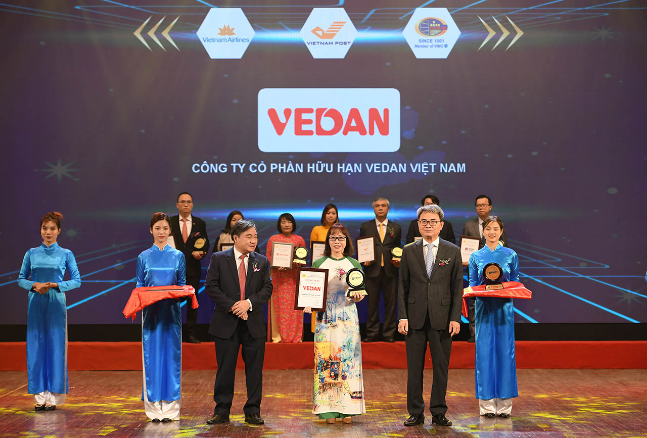 Bà Hà Thị Hòa Bình, Phó giám đốc Vedan, đại diện Công ty nhận chứng nhận từ Ban tổ chức