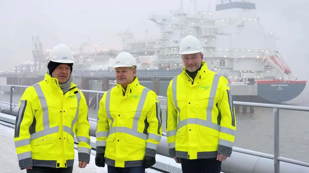 Thủ tướng Đức Olaf Scholz tại lễ khai trương cơ sở tiếp nhận khí hóa lỏng đầu tiên tại cảng Wilhelmshaven, bang miền Bắc Niedersachsen. Ảnh: Reuters
