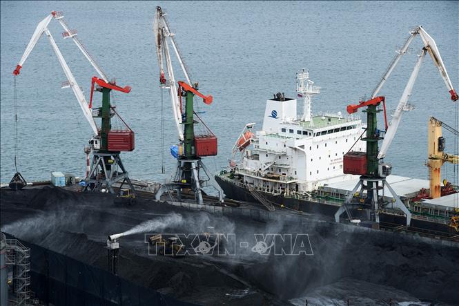 Than đá được vận chuyển tại cảng Vladivostok thuộc vùng Viễn Đông Nga. Ảnh: AFP/TTXVN