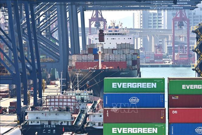 Vận chuyển hàng hóa tại cảng ở Hong Kong, Trung Quốc. Ảnh minh họa: AFP/TTXVN