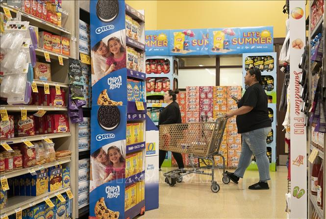 Người dân mua sắm tại một siêu thị ở Millbrae, California, Mỹ ngày 10/8/2022. Ảnh: THX/TTXVN