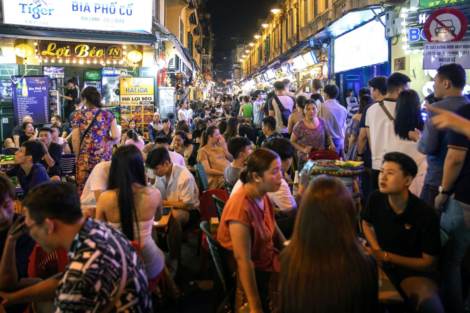 Người dân và du khách tụ tập ăn uống tại phố Tạ Hiện, Hà Nội. Ảnh: Bloomberg