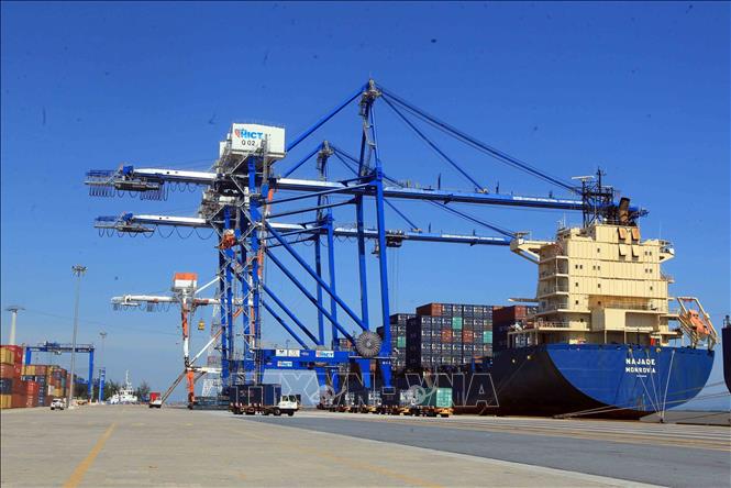 Hoạt động xuất nhập khẩu qua cảng Hải Phòng. Ảnh: An Đăng/TTXVN