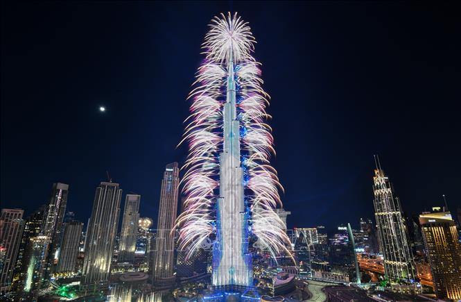 Màn trình diễn pháo hoa đón Năm mới tại tháp Burj Khalifa ở Dubai, UAE, ngày 31/12/2022. Ảnh: AFP/TTXVN