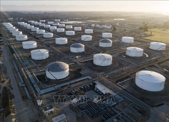 Bể chứa dầu tại kho dự trữ ở Carson, California, Mỹ. Ảnh: AFP/TTXVN