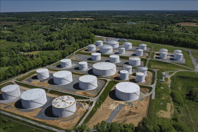 Các bể trữ dầu của Công ty quản lý hệ thống đường ống dẫn dầu Mỹ Colonial Pipeline ở Woodbine, bang Maryland. Ảnh: AFP/TTXVN