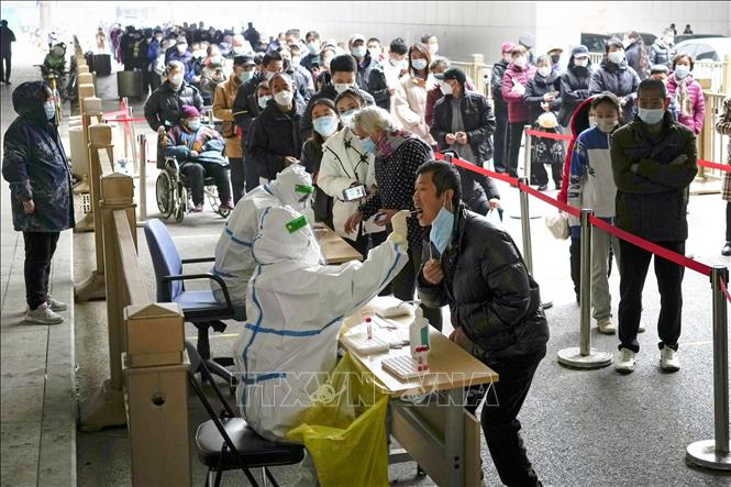 Nhân viên y tế lấy mẫu xét nghiệm COVID-19 cho người dân tại Bắc Kinh, Trung Quốc ngày 22/10/2022. Ảnh tư liệu: Kyodo/TTXVN