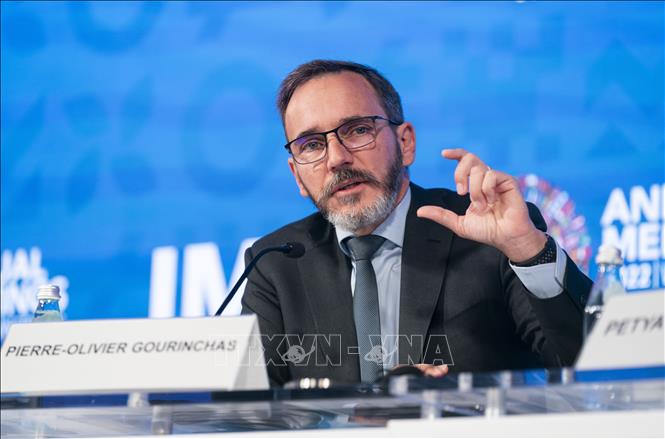 Nhà kinh tế trưởng của IMF Pierre-Olivier Gourinchas phát biểu về triển vọng kinh tế toàn cầu trong cuộc họp báo ở Washington, DC, Mỹ ngày 11/10/2022. Ảnh: THX/TTXVN