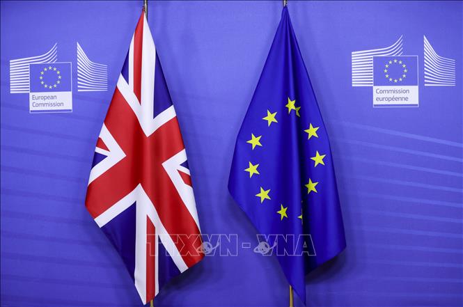 Quốc kỳ Anh (trái) và cờ Liên minh châu Âu (EU) tại một cuộc họp ở Brussels, Bỉ ngày 9/12/2020. Ảnh: AFP/TTXVN