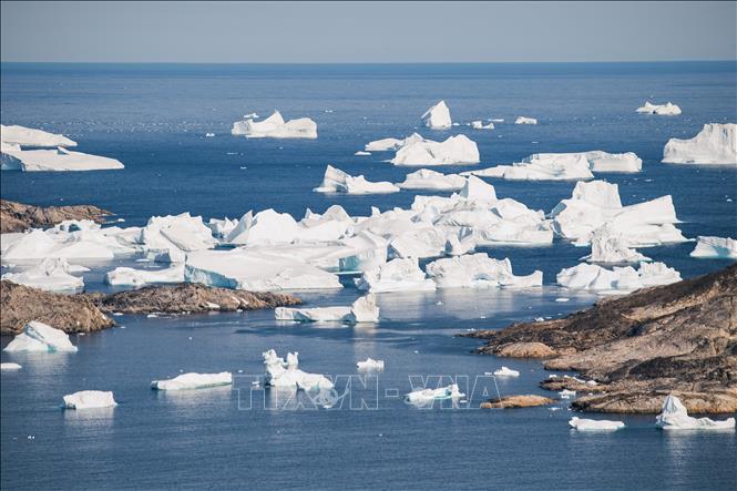 Băng trôi trên sông băng ở gần Kulusuk, Greenland. Ảnh tư liệu: AFP/TTXVN