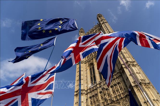 British flags (bottom) and European Union (EU) flags outside the British Parliament building in Westminster, London.  Documentary photo: AFP/VNA