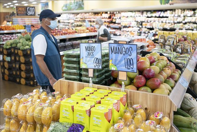 Người dân mua hàng hóa tại siêu thị ở Millbrae, California (Mỹ). Ảnh: THX/TTXVN