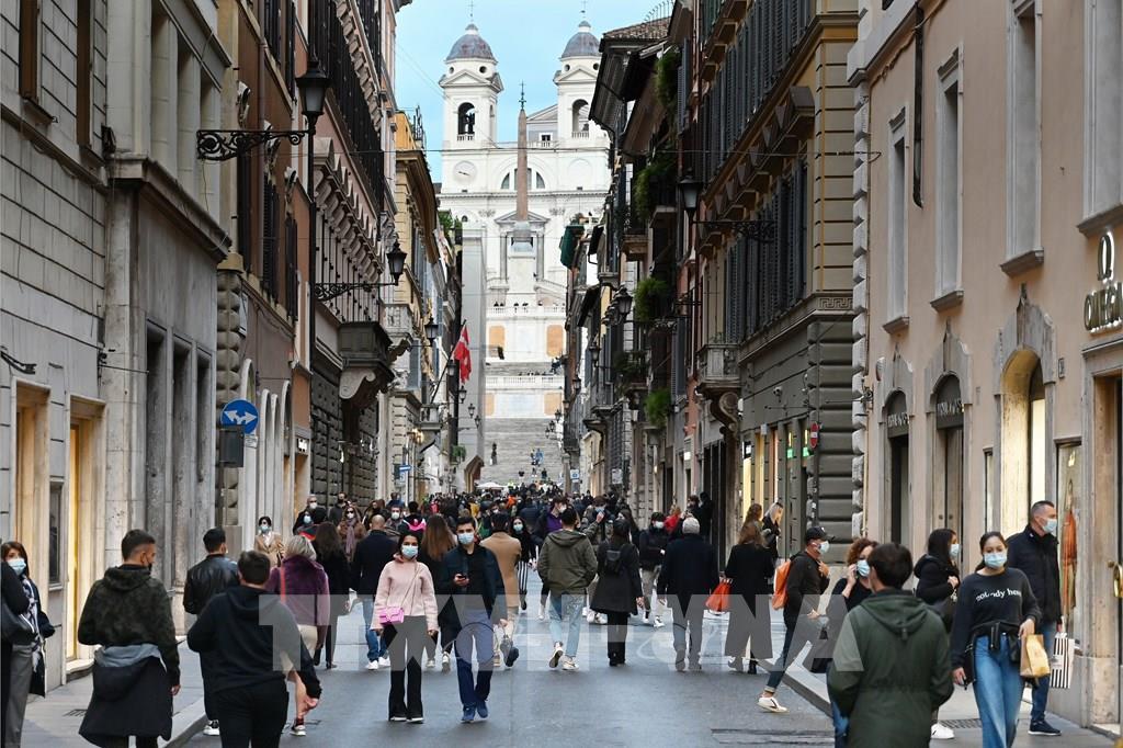Người dân di chuyển trên đường phố tại Rome, Italy. Ảnh: AFP/ TTXVN