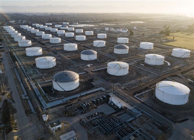 Các bể chứa dầu thô tại California, Mỹ. Ảnh: AFP/TTXVN