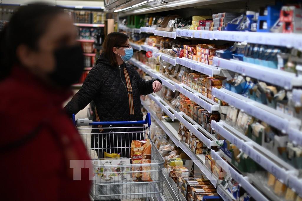 Người dân mua sắm tại siêu thị ở London, Anh. Ảnh: AFP/ TTXVN