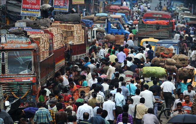 Người dân Ấn Độ trên đường phố ở Kolkata. Ảnh: AFP/TTXVN