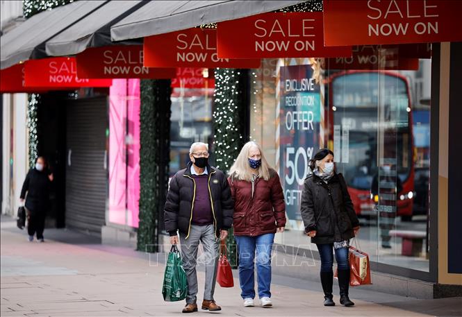 Người dân di chuyển trên một phố mua sắm ở London, Anh. Ảnh: AFP/TTXVN