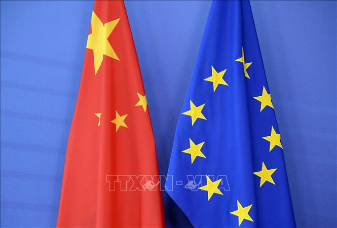 Quốc kỳ Trung Quốc (trái) và cờ Liên minh châu Âu (EU) tại Hội nghị thượng đỉnh EU-Trung Quốc tại Brussels, Bỉ ngày 29/6/2015. Ảnh tư liệu: AFP/TTXVN