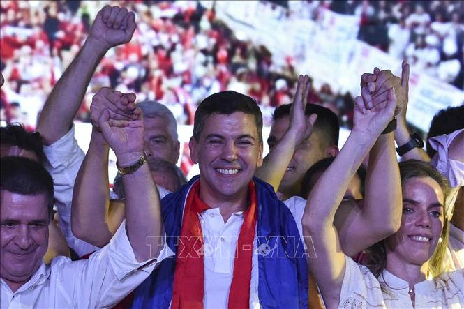 Ông Santiago Pena (giữa), ứng cử viên Tổng thống của đảng trung hữu Colorado cầm quyền ở Paraguay - mừng chiến thắng trong cuộc bầu cử Tổng thống, tại Asuncion ngày 30/4/2023. Ảnh: AFP/TTXVN