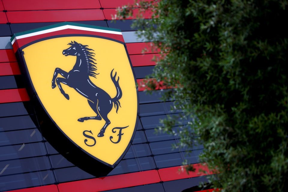 Biểu tượng của hãng sản xuất xe thể thao hạng sang Ferrari. Ảnh: Reuters