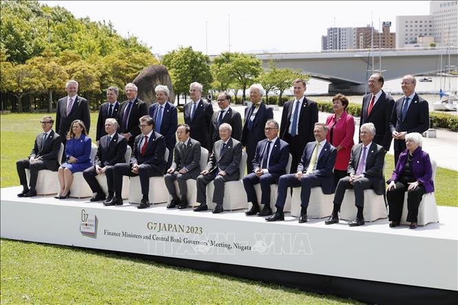 Các Bộ trưởng tài chính và Thống đốc ngân hàng Trung ương Nhóm các nước công nghiệp phát triển hàng đầu thế giới (G7) chụp ảnh chung tại Hội nghị ở thành phố Niigata (Nhật Bản) ngày 12/5/2023. Ảnh: Kyodo/TTXVN