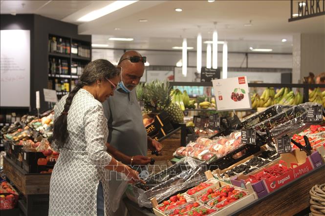 Người tiêu dùng mua sắm tại siêu thị ở Frankfurt, Đức. Ảnh: THX/TTXVN